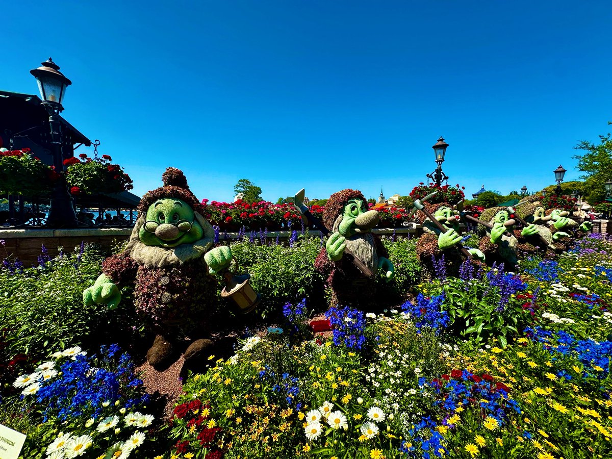 Starwalker2025's tweet photo. Few unique views of Epcot in Orlando, Florida. #epcot #snowwhite #sevendwarfs #fountain #travel https://t.co/3Z4KWTJd5r