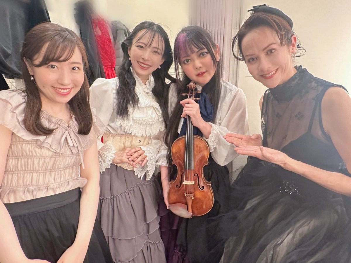 Jill_violin's tweet photo. Jill&星野沙織 ツインバイオリンコンサート✨スペシャル✨
@大阪ドルチェアートホールにて無事終演いたしました！🎻🎻
ほぼ満席にて大変多くのお客様にお運び頂き、本当にありがとうございました😊
今回はスペシャル回ということで、ゲストVo.にLIV MOONのAKANEさんをお招きさせて頂きました🌹
圧倒的な存在感と美しく優しく時に激しくゆさぶる歌声で私の大好きな曲ばかり、沙織さんの細やかなアレンジも相まって本当に演奏しながら幸せすぎる時間でした😭
またいつも大阪で開催して下さるYu-maさんのこちらのイベントはお客様からもとても嬉しい反響を頂いており、今回も一般チケのみならずVIPなどの特典もお客様皆さま楽しんでご参加下さっているようで本当にありがたいです。
そして何より私を信頼し今回は特に沢山沢山支えてくれて一緒に演奏してくれた沙織さん🎻、そしてピアノ高橋亜侑美さん、
私たちの演奏を聞きに会場にいらして下さいましたお客様に心から感謝致します✨
本当にありがとうございました☺️