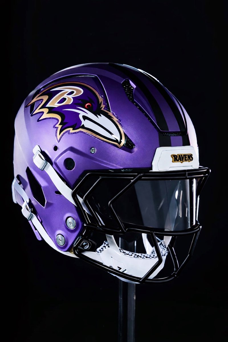 WERD_424's tweet image. I like the “Crown Royals” uniforms, it’s a cool change up. But you can’t tell me that you would miss them if they just added this helmet as an option to their primaries. I’m a little biased as well because I was never a huge fan of the gold. #baltimore #ravens #uniforms