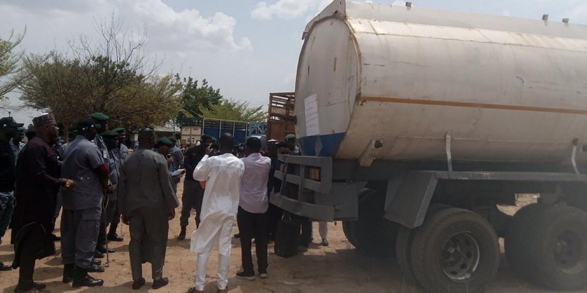 Pressman2040's tweet photo. BREAKING: 🇳🇬Nigeria Customs Service has intercepted a Petrol Tanker, Thousands of jerry cans allegedly headed to Boko Haram networks through the Cameroon border.

NO PEACE FOR THE WICKED 🤪🤪 https://t.co/NAe6tO6Scv