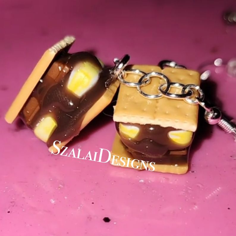 SzalaiDesigns's tweet image. youtube.com/shorts/OW_ka-z…
During the summer time I definitely wear these the most and because I had gotten so many of the s'mores I also made a pair for a friend just last year who also liked them
#art #artist #creatives #handmade #handmadejewelry #handmadeearrings #miniverse