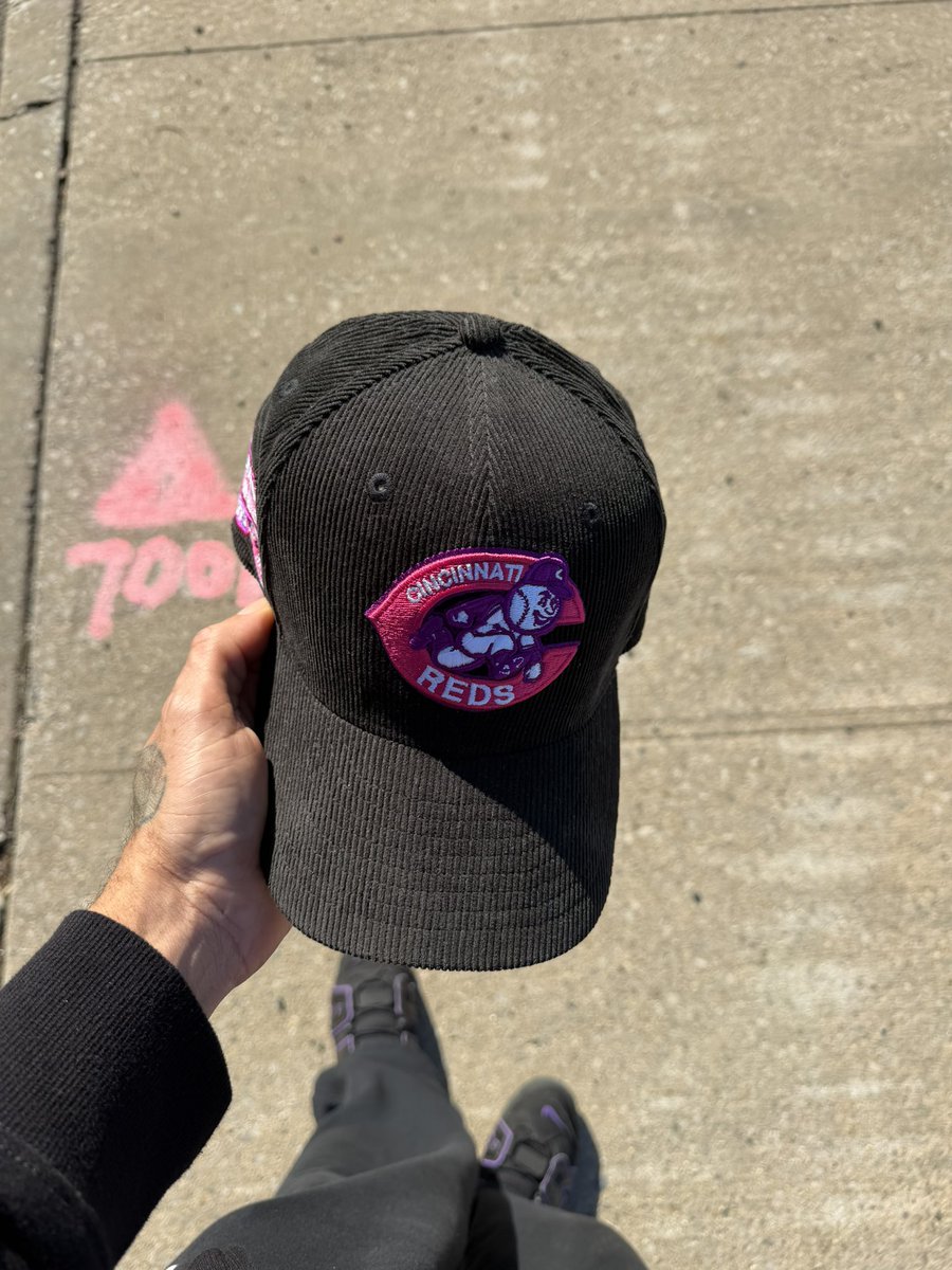 TheManWithESPN's tweet image. #PINdejos🫏
#StartingCapFive🔱
#FOTD🧢
Corduroy🧶
Cincinnati #Reds🏃🏻‍♂️
The Big Red Machine 1975👺
Purple UV🌂
Day Runner🫰🏼
#KOTD👟
Black &amp;amp; Purple Pippen AIR’s👾