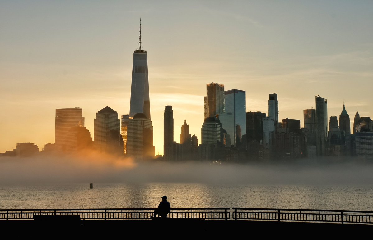 GaryHershorn's tweet image. A layer of fog moves up the Hudson River in front of midtown and lower Manhattan as the sun rises in New York City, Saturday morning #nyc #newyork #NewYorkCity #sunrise #fog @empirestatebldg