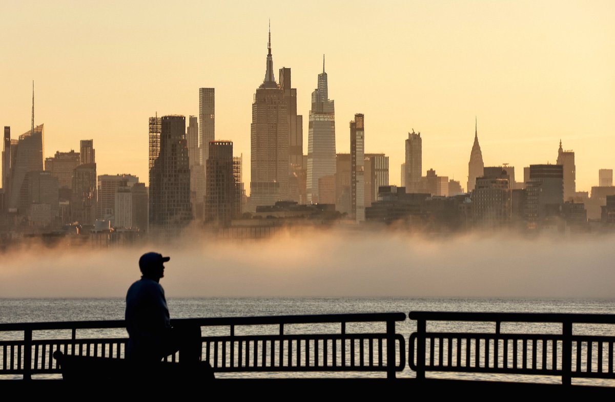 GaryHershorn's tweet image. A layer of fog moves up the Hudson River in front of midtown and lower Manhattan as the sun rises in New York City, Saturday morning #nyc #newyork #NewYorkCity #sunrise #fog @empirestatebldg