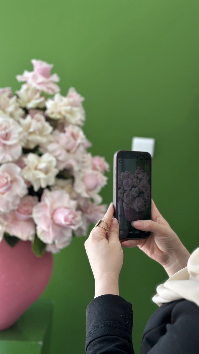 He9_2s's tweet image. What looks simple is actually strategy, detail, and intention.

From concept to final arrangement, I focus on delivering not just a product, but an experience that feels refined and memorable.

This is where creativity meets business.

#BrandExperience #FloralArt #LuxuryService