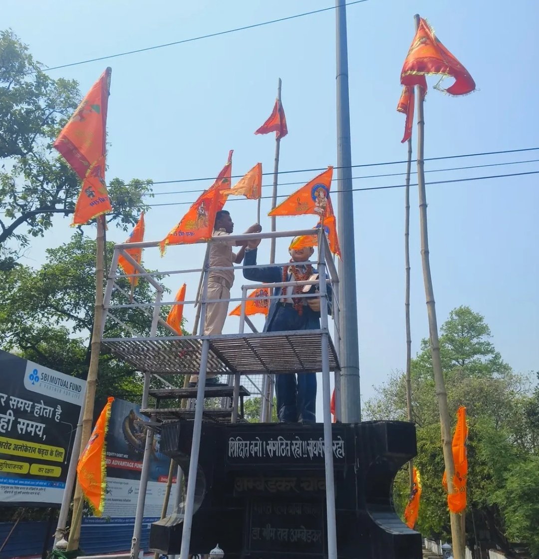 priyanshu__63's tweet photo. आगरा में अम्बेडकर जयंती पर परशुराम चौक पर नीला झंडा फहराने पर पुलिस ने 4 युवकों को गिरफ्तार करके जेल भेज दिया है🚨

-पर वो मस्जिदों के सामने गालियां देने वालों क क्या?
-मस्जिदों पर भगवा झंडे लगाने वालों का क्या?
-जुलूसों में मां-बहनों की गालियां देने ने वालों का क्या?
-बाबासाहेब की प्रतिमा पर भगवा झंडे बांधने वालों का क्या?
-हर दिन टूट रही बाबासाहेब की प्रतिमाओं का क्या?

माननीय @myogiadityanath जी आखिर एक ही प्रदेश में दो अलग-अलग कानून क्यों??