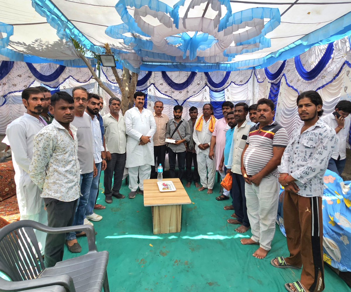 विधानसभा क्षेत्र डीडवाना कें ग्राम खुनखुना में श्री सांवरमल तेजस्वी के सुपुत्र राजेन्द्र तेजस्वी के शादी समारोह कार्यक्रम में सम्मिलित हुआ । 
परिवारजनों से मिलकर उन्हें इस मंगलबेला की शुभकामनाएं प्रेषित की।