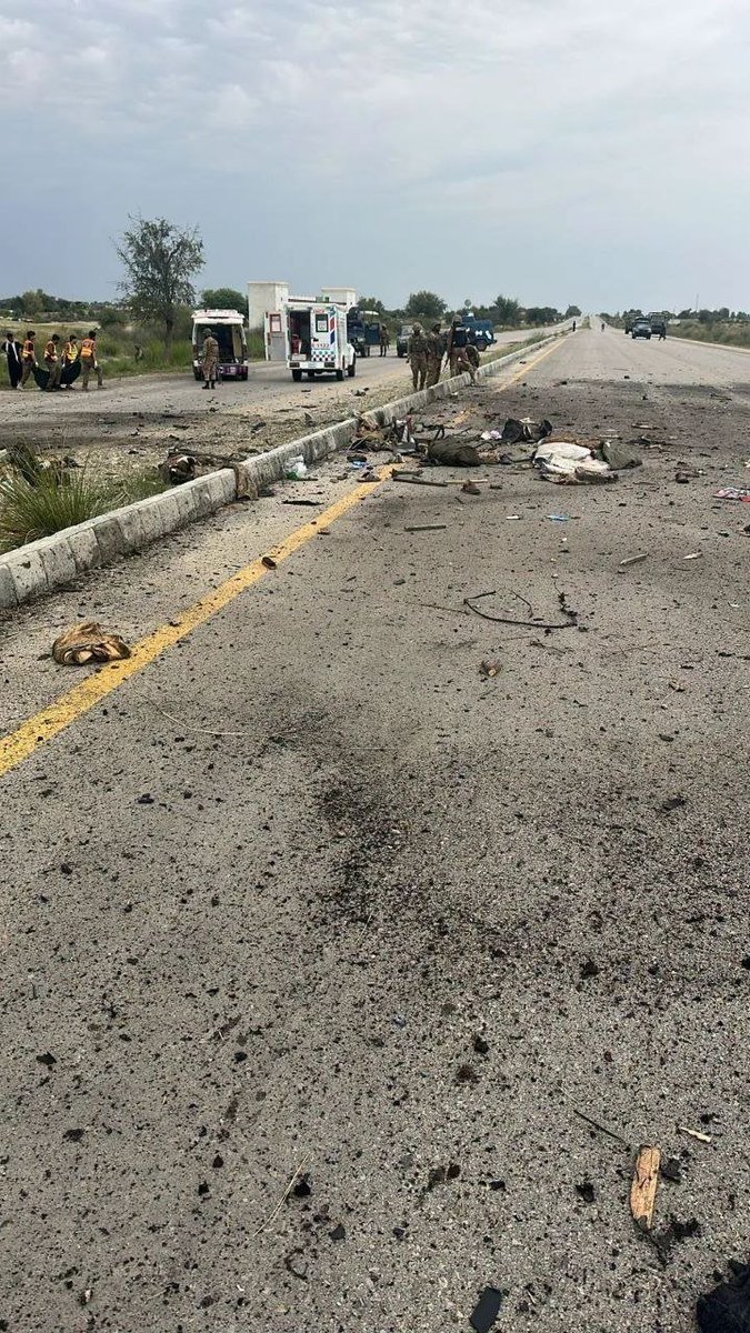 Muhamma48493081's tweet image. د بنو ولسوالۍ د برمي خېل په سیمه کې د انډس هایوې پر سر د امنیتي ځواکونو پر موټر چاودنه شوې د امنیتي سرچینو په وینا چې له امله یې درې سرتېري شهیدان شوي او د یو لاروي په ګډون درې تنه ټپیان شوي دي
#Pakistan #Bannu #blast