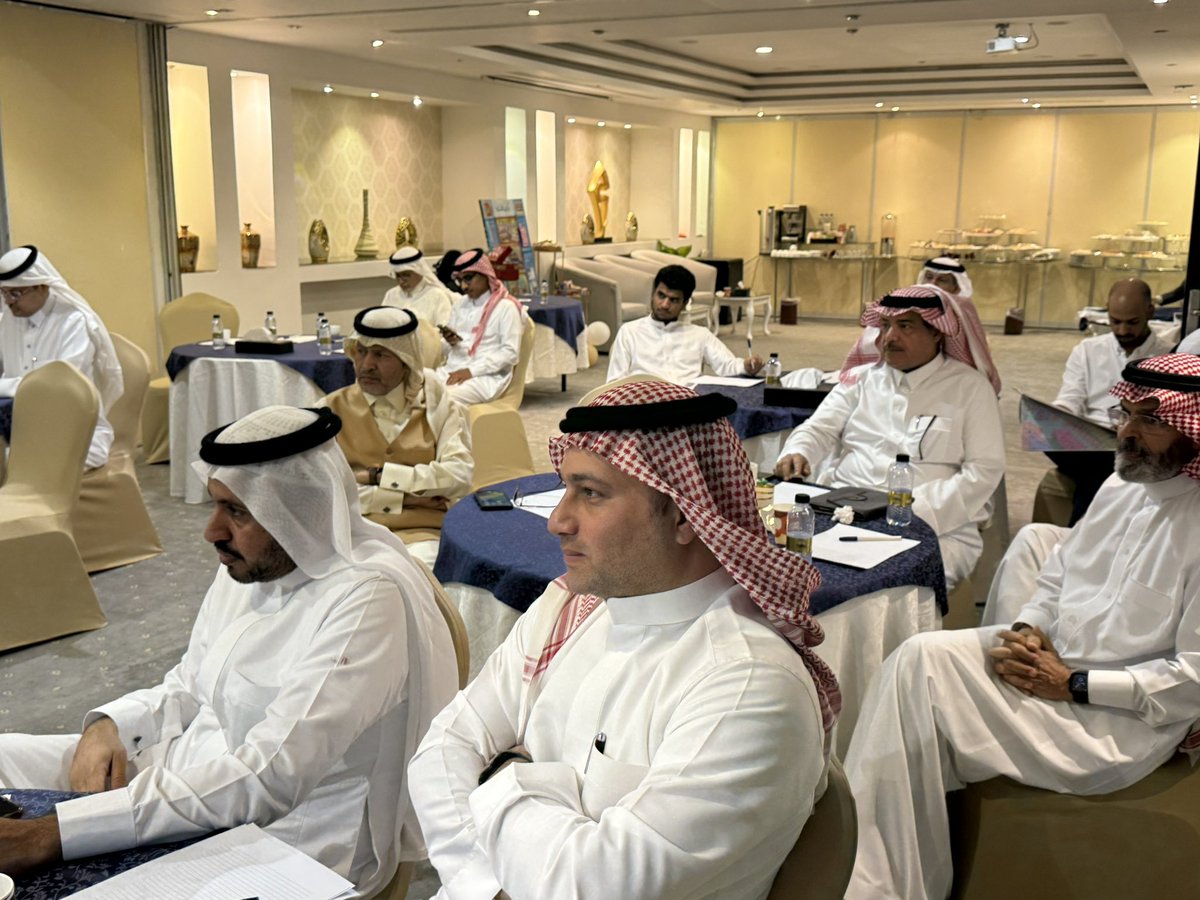 amdsmr1's tweet photo. بدعوةٍ كريمةٍ من الدكتورة منى الحمود @yaganaty ، وصلتُ متأخرًا مساء الجمعة الماضية، بعد ارتباطٍ سابق، إلى حفل المعايدة الذي أقامته "أكاديمية فنسفة الثقافية ". ورغم ضيق الوقت، ظفرتُ بنصيبٍ وافر من محاضرة الدكتور أحمد الأسود، الموسومة بـ"فلسفة البهجة"، حيث انساب حديثه بنبرةٍ عميقةٍ تلامس المعنى وتوقظ التأمل، متأرجحًا بين الوحدة الممقوتة والعزلة المحمودة.
ثم تتابعت فصول الأمسية في تناغمٍ أخّاذ، عبر جلساتٍ فنيةٍ ثرية، تنقّلت بين الطرب الأصيل، والشعر العربي، والنبطي، لتنسج ختامًا دافئًا يليق بليلةٍ احتفت بهذه المناسبة وبهجتها. وبذلك الحضور اللافت من تلك الشخصيات المختلفة، المتواجدة هناك.
خالص الشكر والتقدير للدكتورة منى الحمود، وللدكتور أحمد الأسود، ولكل من أسهم في صناعة هذه المعايدة الراقية، التي تركت أثرًا جميلًا في النفس.