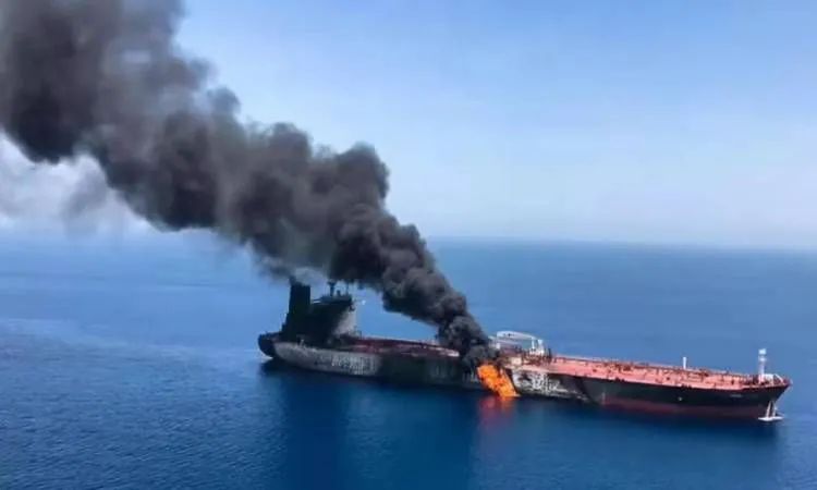 AlAhram's tweet image. ذكر تلفزيون هيئة الإذاعة البريطانية (بي بي سي) ، أن هناك أنباء عن تعرض ناقلة نفط لإطلاق نار من زورقين حربيين إيرانيين في مضيق هرمز.
ونقلت (بي بي سي ) عن هيئة عمليات التجارة البحرية البريطانية اليوم السبت أن الناقلة وطاقمها بخير.

#أ_ش_أ #MENA