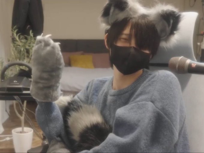 河ヰ兄 - 2 pic. ～河ヰと付き合うメリット～ ・可愛く写真を撮ってくれる ・性癖を受け入れてくれる ・行きたい場所には喜んで付いていく ・たくさん好きしてくれる ・包容力がある ・マスクの中を見れる ・自己肯定感をあげてくれる ～デメリット～ ⬇️ https://t.co/iOavujPC9M