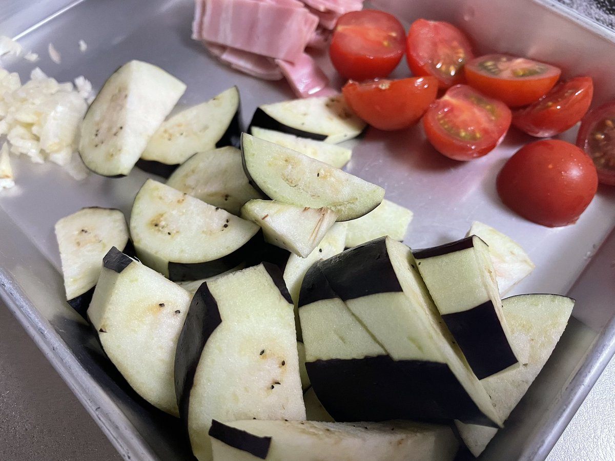 Tomo_Mrk3B01's tweet image. Now rushing to make dinner for my growling stomach for food😤
The green salad is already done. All that’s left is to cook the main for dinner, eggplant and tomato pasta, to the completion!
#twinglish #cookingathome #pasta