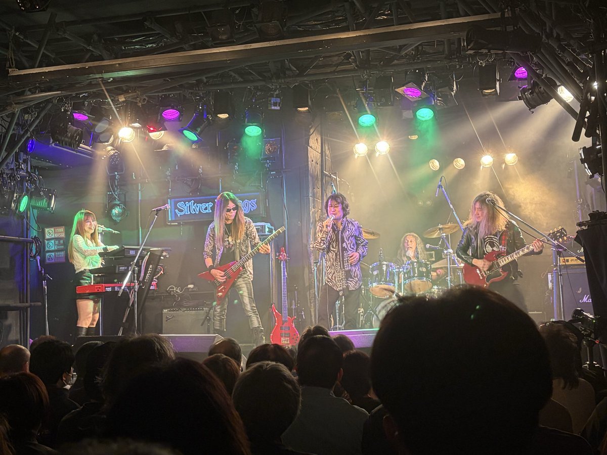 #silverwings
スターレスとシェラザードのセルフカバーバンド本日参戦
モリケンさんのハイトーンボイスは最高
リズム隊は上記メンバーだから当然すごい
1曲目はドントストップ　初出は2期NOVELA
大好きな曲なのでこれ聞けただけで本日のライブ代元とれた
やはりプログレハードは最高