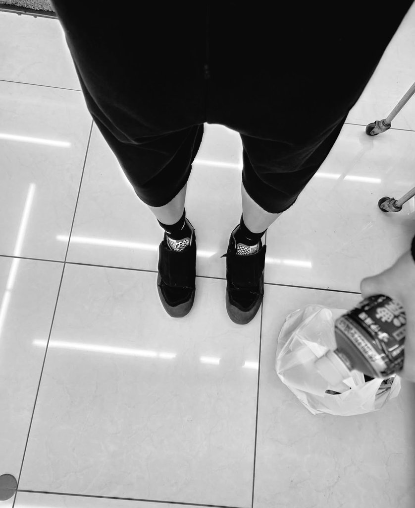 Antonleeh's tweet photo. A little bit of leather, a little bit of tea, and a lot of wandering around. My favorite way to decompress after a long week. Hope everyone’s having a good one. https://t.co/W9ZMmzvDdu