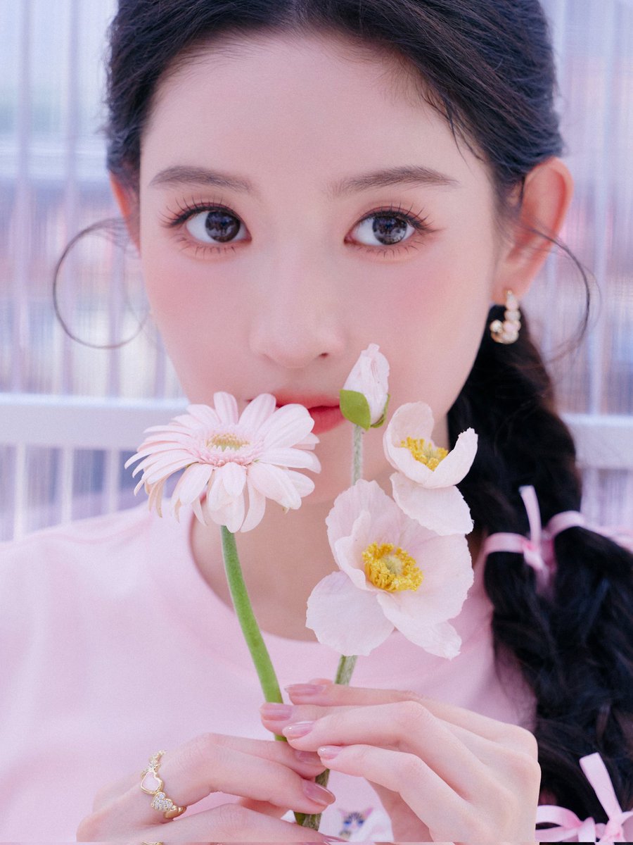 Antiqueclouds's tweet photo. 260418 #WangYuwen's studio (1/4),
Stay cute and jump into spring! @/王玉雯Uvin #FILAJumpingShoes #JumpIntoSpring #FILAGoldenStyle https://t.co/xR85jvQKEh