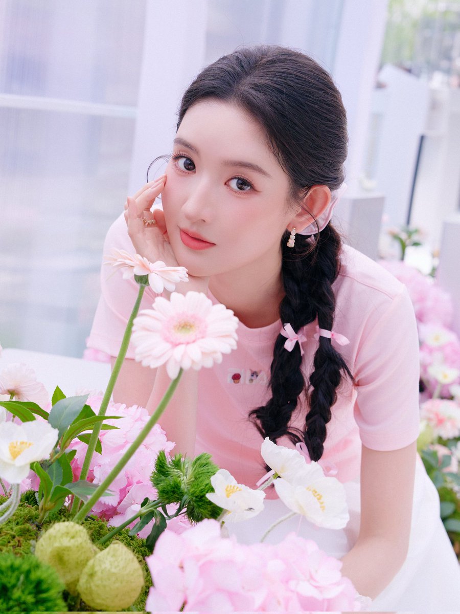 Antiqueclouds's tweet photo. 260418 #WangYuwen's studio (1/4),
Stay cute and jump into spring! @/王玉雯Uvin #FILAJumpingShoes #JumpIntoSpring #FILAGoldenStyle https://t.co/xR85jvQKEh