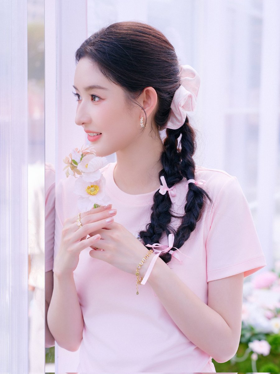 Antiqueclouds's tweet photo. 260418 #WangYuwen's studio (1/4),
Stay cute and jump into spring! @/王玉雯Uvin #FILAJumpingShoes #JumpIntoSpring #FILAGoldenStyle https://t.co/xR85jvQKEh
