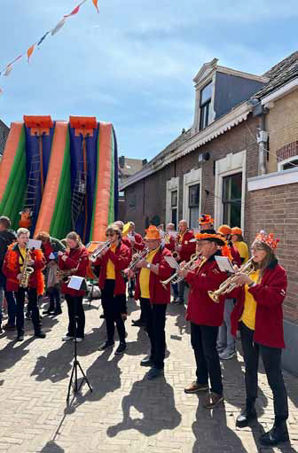 OVZuidland's tweet photo. 🎶 Muziek in de middag! 

Dweilband De Helletrotters zorgt voor vrolijke noten door het centrum 🎺 Ook Con Brio treedt op op de Breedstraat (14:00–15:00) 🎼 

Kom langs en geniet van de sfeer! 🎉 https://t.co/BTMkY6JC9i