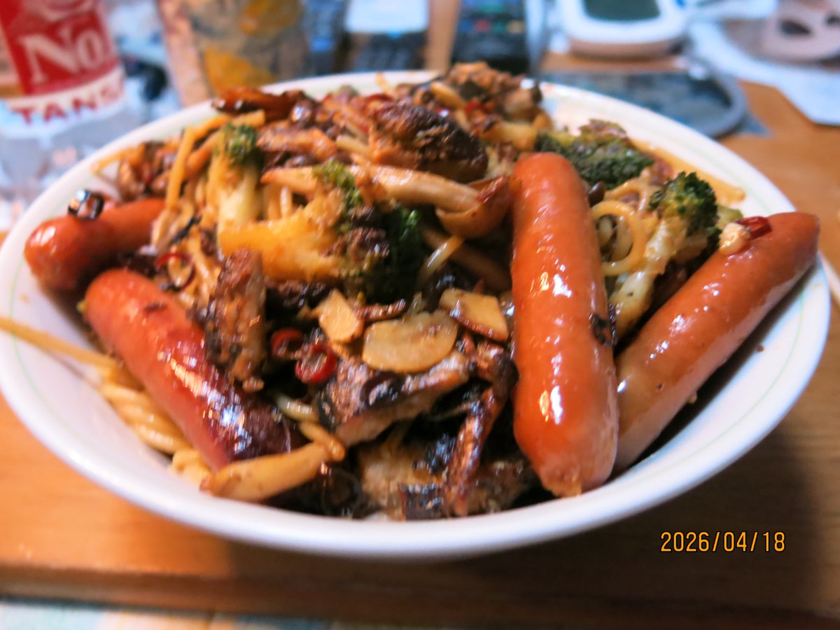 AQIRA416's tweet image. 本日もパスタ
アーリオでオーリオなサバとブナシメジとブロッコリとソーセージのよく焼きペペロンチーニ（ω）
どっちかってと焼きそばに近かったがうまかった！ で、2時間くらい寝てました（ω）
#両手をあわせてごちそうさまでした  ！
#HOLIDAYS (22:15)