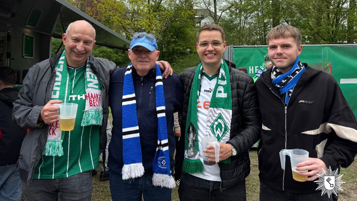 BremenPolizei's tweet image. ⚽ Gleich geht's los! Wir wünschen allen Fans einen friedlichen Nachmittag im #Weserstadion.

// #Polizei #Bremen #SVWHSV