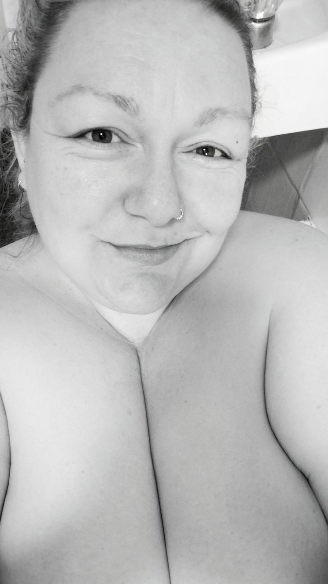 suzu1982's tweet photo. Date prep part 1.
Long soak in the bath
Shave
Scrub
Wash and condition hair
#ssbbw #bbw #BathLegs #DateNight https://t.co/i6rKqTbsFR