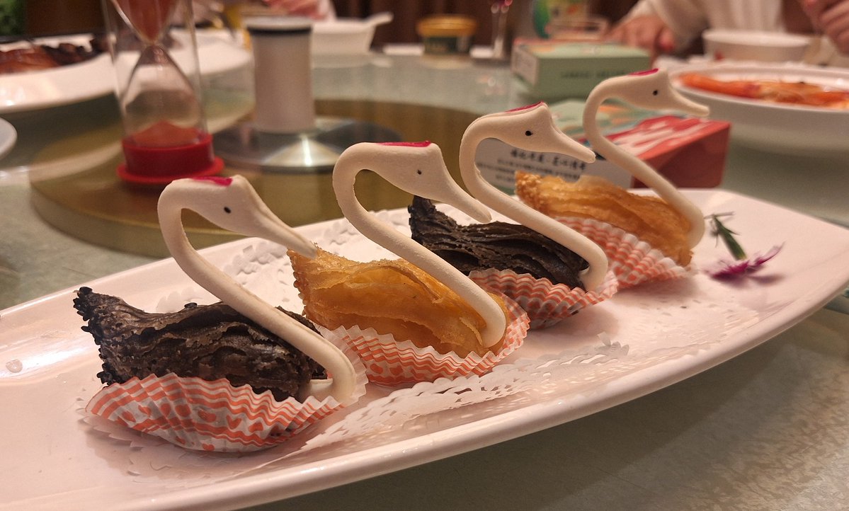 dmanso73's tweet image. En China cada comida es un festín de sabores con cuidada presentación. El vino ya sabéis, el italiano de siempre. Cena de despedida de Guilin 👌🍷
#vino #gastronomía #Guilin