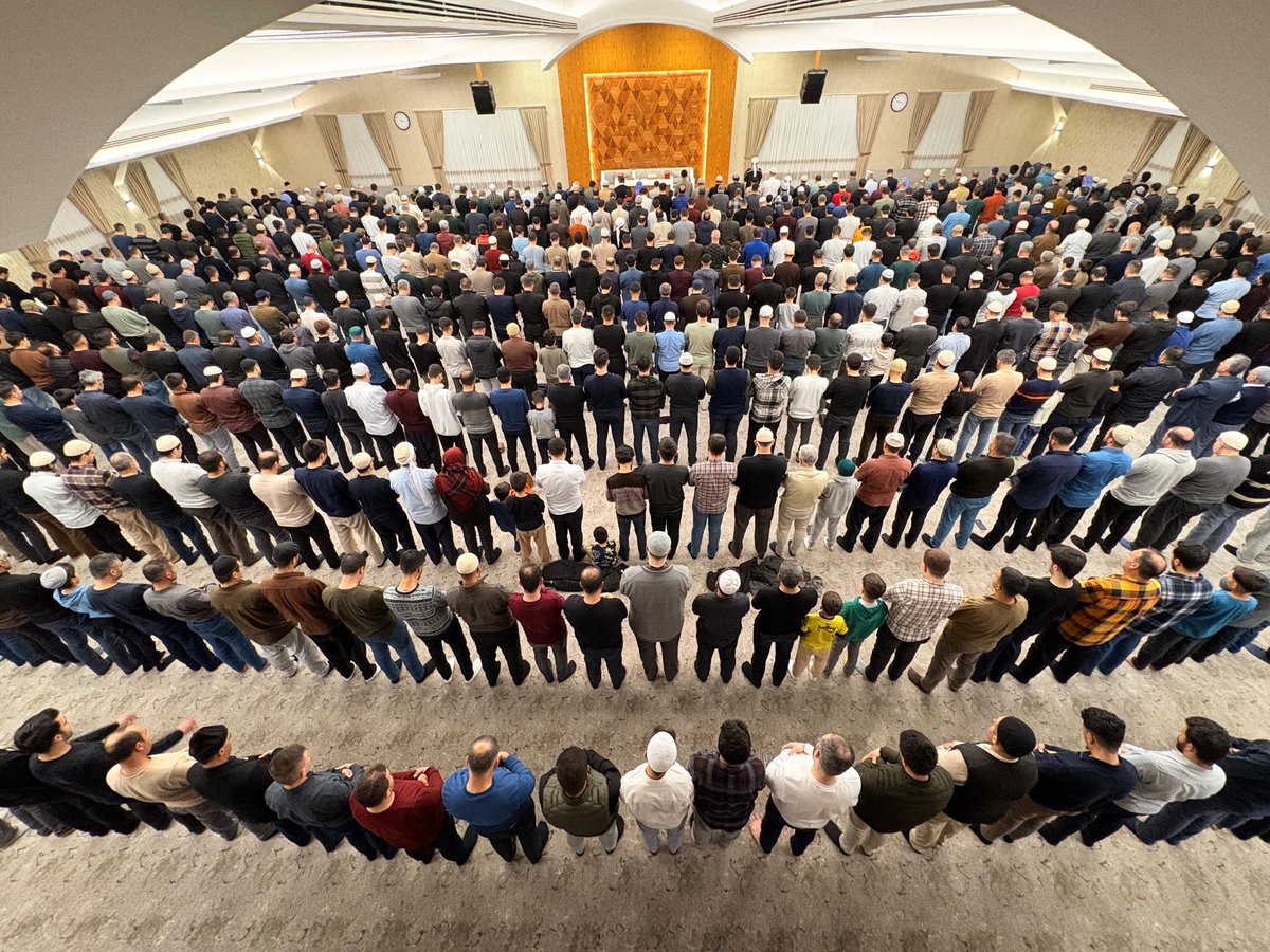 Rabbü'l-âlemîn'in uluhiyetinin izharına karşı zaaf içinde aczlerini, 

ihtiyaç içinde fakrlarını ilandan ibaret olan ubudiyet ile 

ve ubudiyetin hülâsası olan NAMAZ ile mukabele ettiler. 

Risale-i Nur Külliyatından 
Sözler

📍Şanlıurfa Haliliye Kültür ve İlim Vakfı