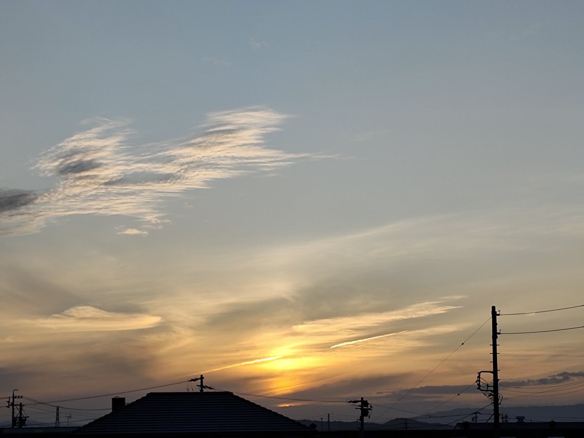 令和8年4月18日 土曜日

朝のうちあった雲はだんだん少なくなっていきました

日中 半袖でちょうどいい暑さ

夕陽は少なく雲の中に沈んでいきました