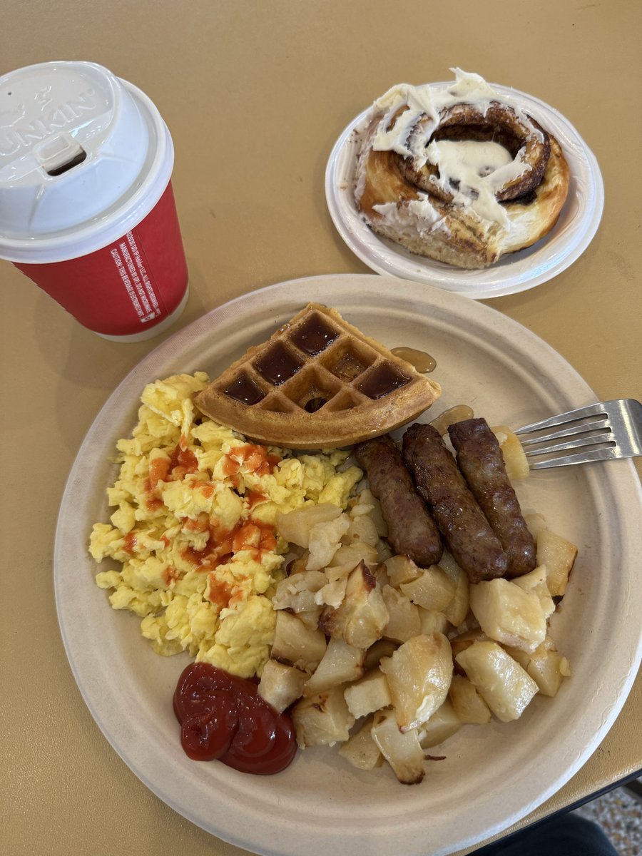 Breakfast of Champions this morning before all day activities! Thank you <a href="/MunozFoundation/">Anthony Muñoz Foundation</a> <a href="/AnthonyMunozHOF/">Anthony Muñoz</a> for breakfast! <a href="/Creekvw_Tweets/">Creekview Elementary</a> <a href="/MiddletownOH/">Middletown City Schools</a>