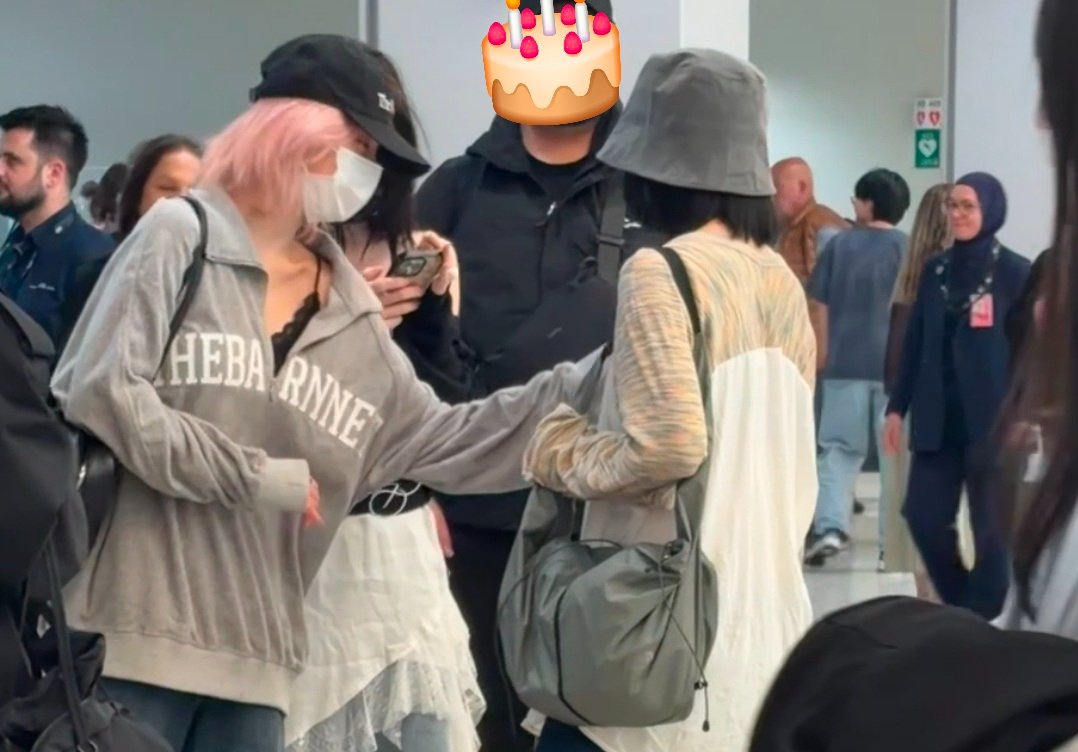 Yeji seems to love the fact that Ryujin chose to wear her bday gift tee 😋