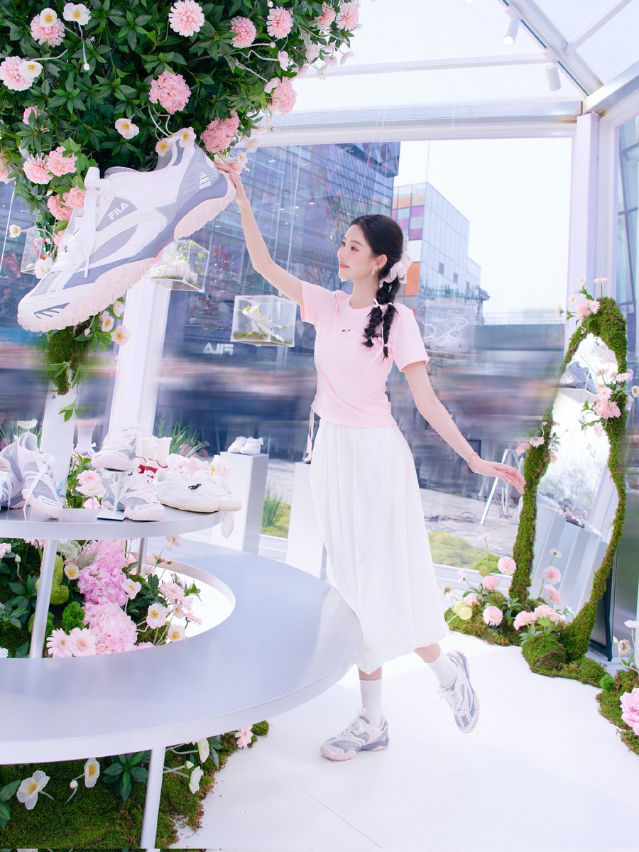 Antiqueclouds's tweet photo. 260418 #WangYuwen's studio (4/4),
Stay cute and jump into spring! @/王玉雯Uvin #FILAJumpingShoes #JumpIntoSpring #FILAGoldenStyle https://t.co/vHctpdAEm0