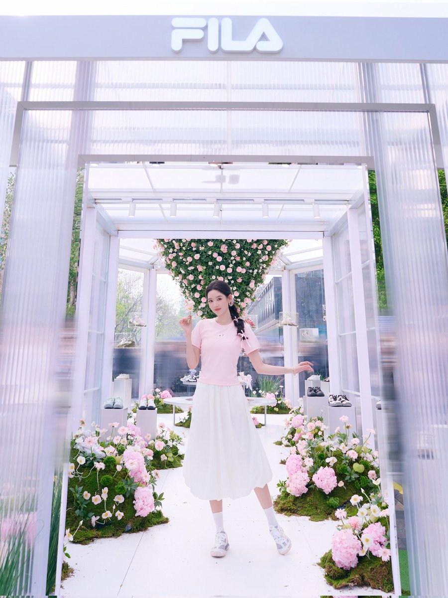 Antiqueclouds's tweet photo. 260418 #WangYuwen's studio (4/4),
Stay cute and jump into spring! @/王玉雯Uvin #FILAJumpingShoes #JumpIntoSpring #FILAGoldenStyle https://t.co/vHctpdAEm0
