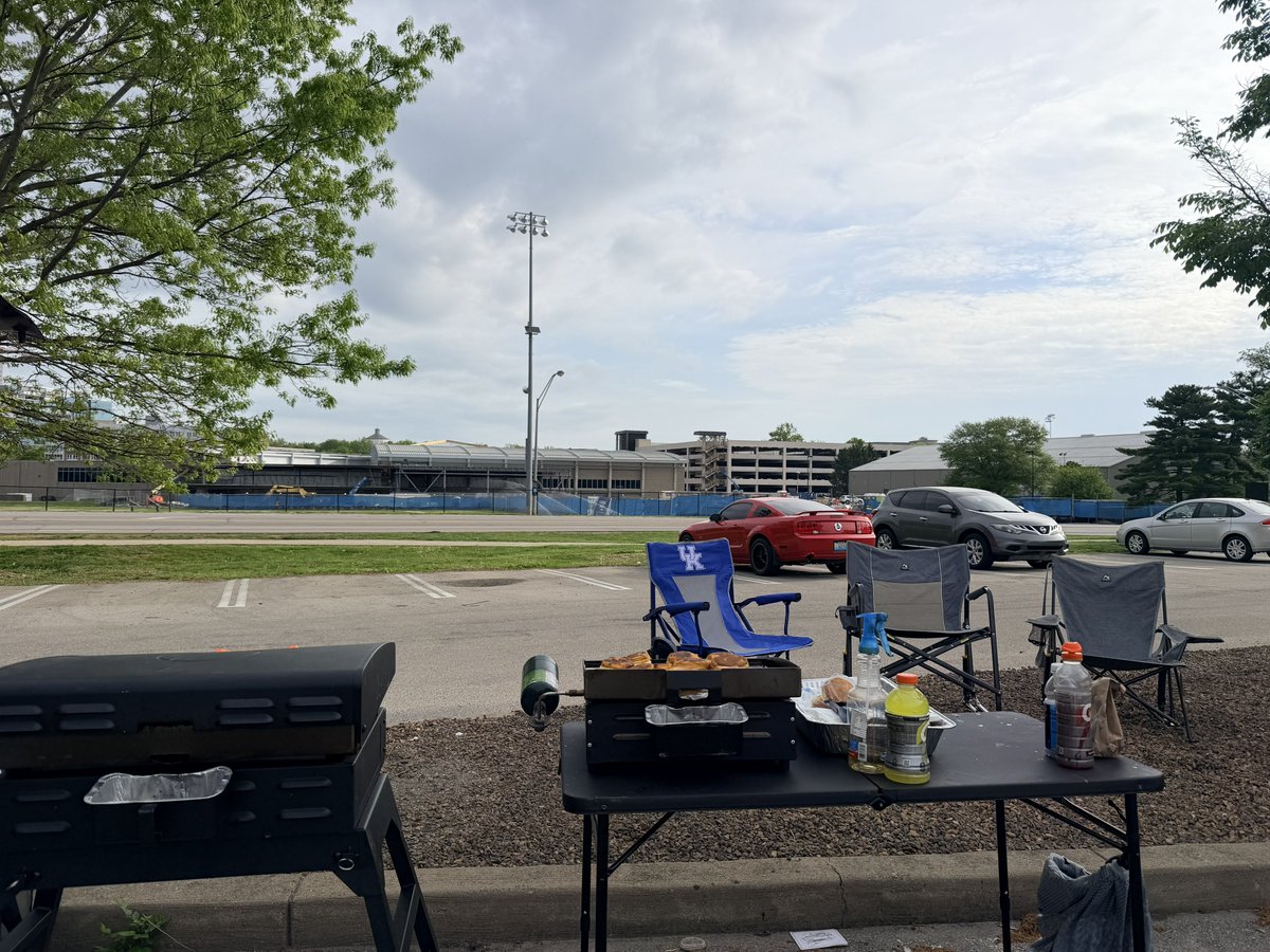 UKRock's tweet photo. @MrsTylerKSR Only a few fans in the Red Lot be really cool if @CoachWillStein came out to say hi to us! https://t.co/yKNhbO7A7M