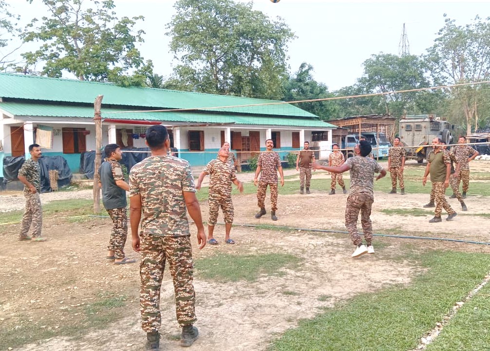 2Diphu's tweet image. In the evening, Jawans of 20 Bn CRPF, Jiribam, Manipur engaged in friendly games like volleyball &amp;amp; carrom—keeping fit, easing stress from long duties, and strengthening unity &amp;amp; brotherhood. 💪🏐♟️#CRPF #Fitness #TeamSpirit