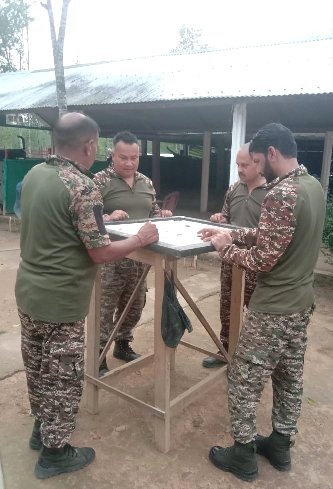 2Diphu's tweet image. In the evening, Jawans of 20 Bn CRPF, Jiribam, Manipur engaged in friendly games like volleyball &amp;amp; carrom—keeping fit, easing stress from long duties, and strengthening unity &amp;amp; brotherhood. 💪🏐♟️#CRPF #Fitness #TeamSpirit