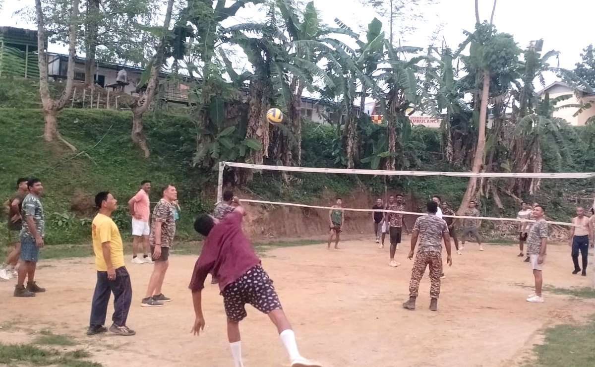 2Diphu's tweet image. In the evening, Jawans of 20 Bn CRPF, Jiribam, Manipur engaged in friendly games like volleyball &amp;amp; carrom—keeping fit, easing stress from long duties, and strengthening unity &amp;amp; brotherhood. 💪🏐♟️#CRPF #Fitness #TeamSpirit