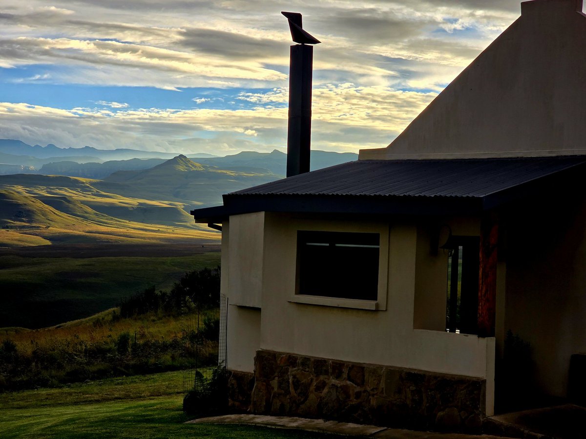 berghouse's tweet photo. Getaway mountain cabin in the Northern Drakensberg Mountains, Kzn, South Africa. Located halfway between Johannesburg and Durban. 
.
.
.
.
.
#travel #mountaincabin #drakensbergaccommodation  #mountainviews #explore #southafrica https://t.co/kOpRx1ApC8