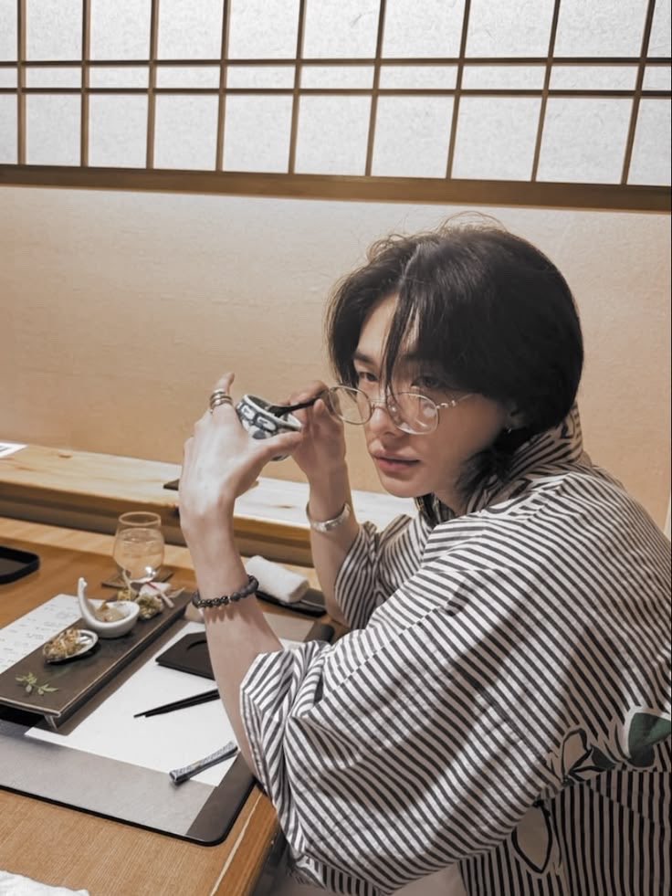 aricricricri's tweet photo. #hyunsung AU📍

Onde Hyunjin está passando por uma fase difícil e decide viajar para tentar “se encontrar” no caos que virou sua vida

ou

Onde Jisung aceita um bico num bar na praia de Copacabana e acaba conhecendo um moreno alto, muito materialista, mas muito bonito por sinal. https://t.co/AWVegGlZN1