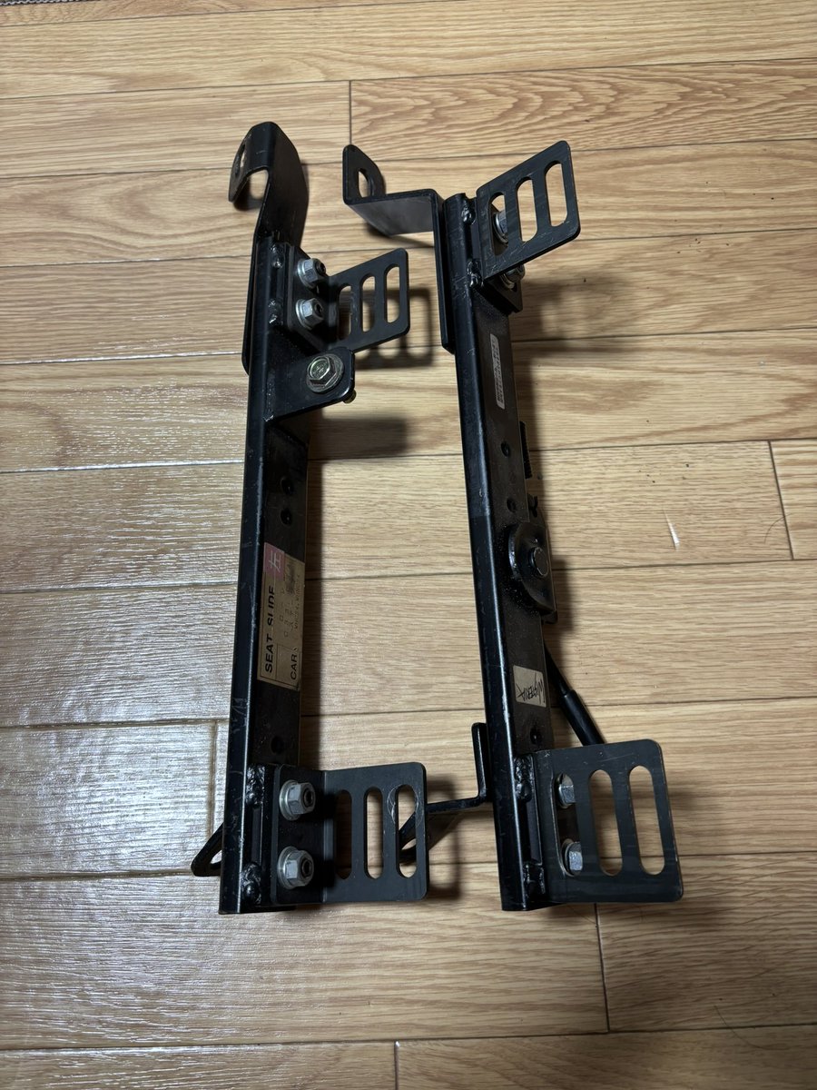fuji_bnr32_'s tweet photo. ステージア、ローレル用の助手席側シートレール欲しい人いませんか？
めっちゃローポジになります！！
スカイライン系にも着くかな？

4000円 https://t.co/VvO5sU4Loe