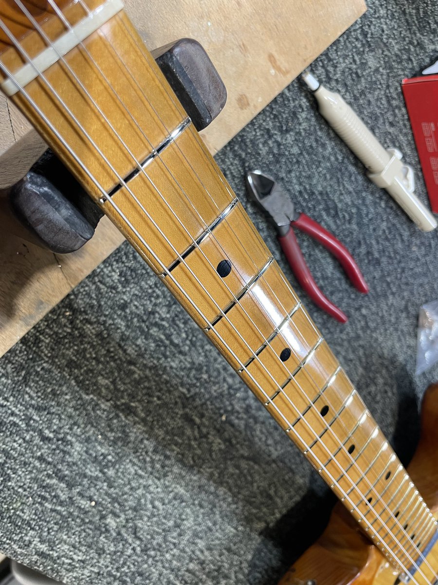 samurai_tomo's tweet photo. このギター、こんな感じに仕上がりました。

ちょっと時間かけ過ぎたかな😓
塗装が絡むとどうしてもしょうがないのだけど、、、

どうにかもうちょっと、塗装環境を整備したいところ。（都内の住宅密集地でやるにはなかなか限界がある💦） https://t.co/O1rH8x12Zd