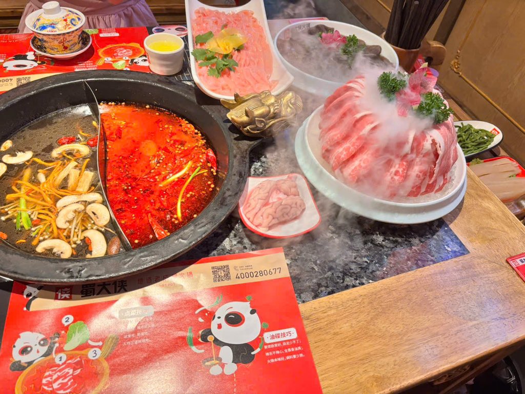 “ Cứ ngỡ ở bên 🍊🍊🍊 rồi . Ai ngờ nằm ngủ tí sang bên“ Trung Của” rồi . Bác nào thưởng thức “Lẩu Tứ Xuyên bên Trung” rồi nhỉ