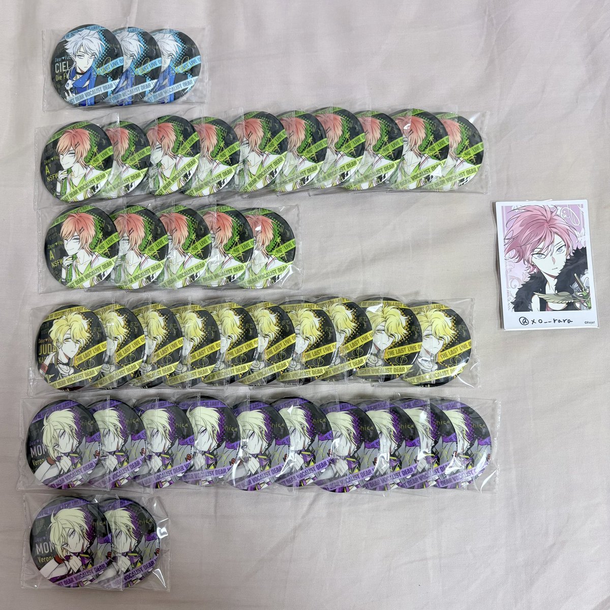 xo__rara's tweet photo. 【交換】ディアヴォ ディアヴォーカリスト Riot サイン入りRebel Flash Silver ホロ缶バッジ

譲) シエル エーダッシュ ジュダ モモチ

求) レオード

当方画像2枚目⇄今弾レオードとの交換も可
19日手渡し、後日都内手渡し、郵送可
検索からもお気軽にお声掛けください🌸 https://t.co/ly4Vi26HAy