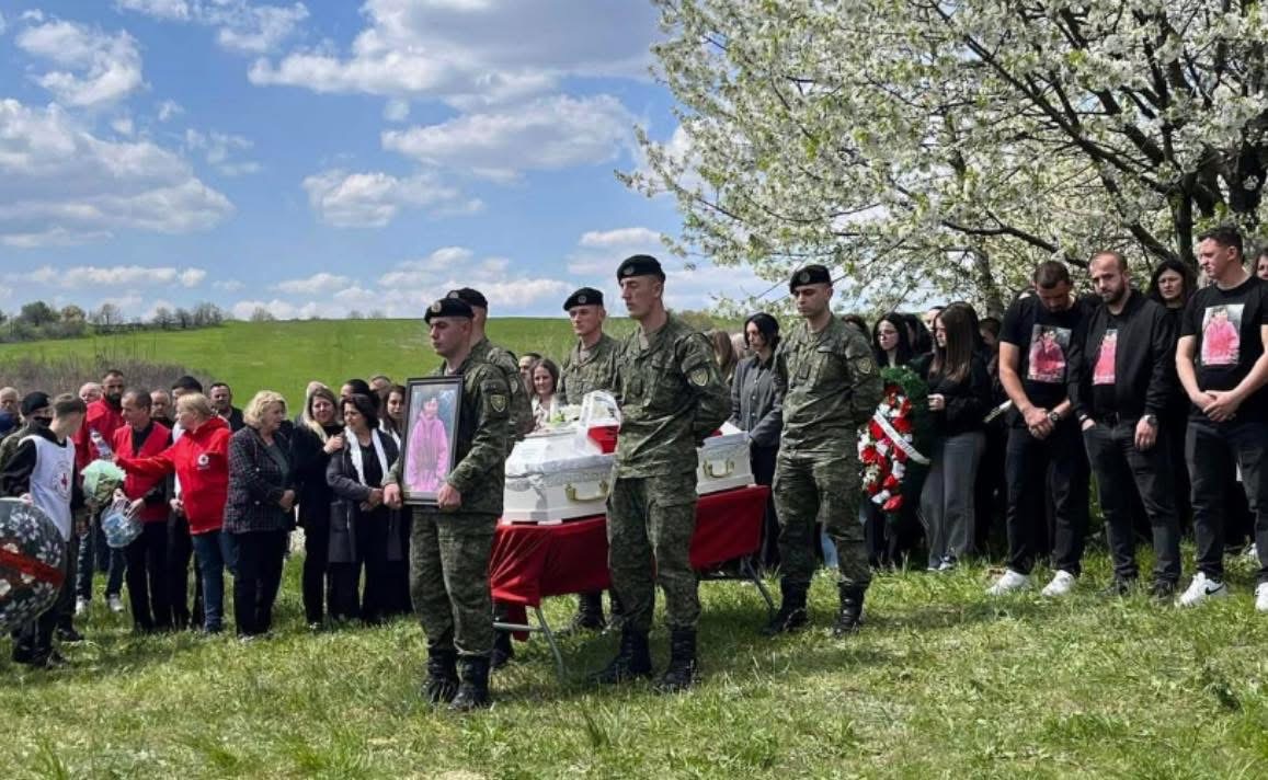 Faton700's tweet image. 27 years later, he is finally laid to rest.

Sinan Dauti was abducted by Serbian forces in April 1999 - only 8 years old. His remains were only found a few days ago.

A child taken. A family that waited decades.

We must never forget Serbia’s genocide in Kosova.