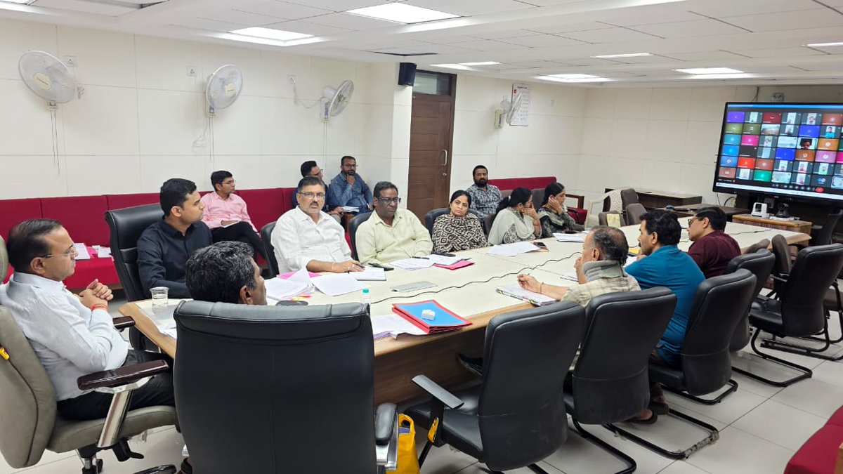 CollectorMeh's tweet photo. સ્થાનિક સ્વરાજ્યની સંસ્થાઓની ચૂંટણીઓ અન્વયે જિલ્લાના તમામ ચૂંટણી અધિકારીશ્રીઓ, મદદનીશ ચૂંટણી અધિકારીશ્રીઓ, નોડલ અધિકારીશ્રીઓ સાથે વિડિયો કોન્ફરન્સના માધ્યમથી બેઠક યોજી જરૂરી સુચનાઓ આપવામાં આવી.
@SECGujarat https://t.co/AbYaySHD5r
