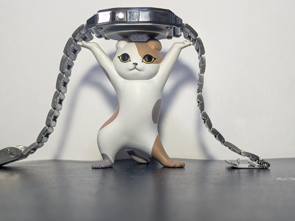 watchid7's tweet image. 見よ、猫でも担げる軽量ぶりを😁
感じよ、ブレスのしなやかさを🤣
＃CASIO　＃A158　＃45g