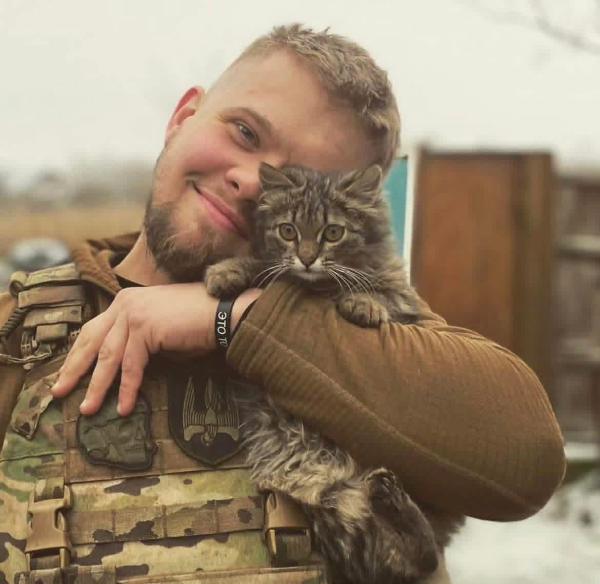 This is one of the most tragic stories.

This is Artur Asadov, a Ukrainian hero who died defending Ukraine, while his own father fights for russia. Both Artur and his father are from Donetsk.

Artur’s family has been torn apart since 2017, when his father joined the DNR while