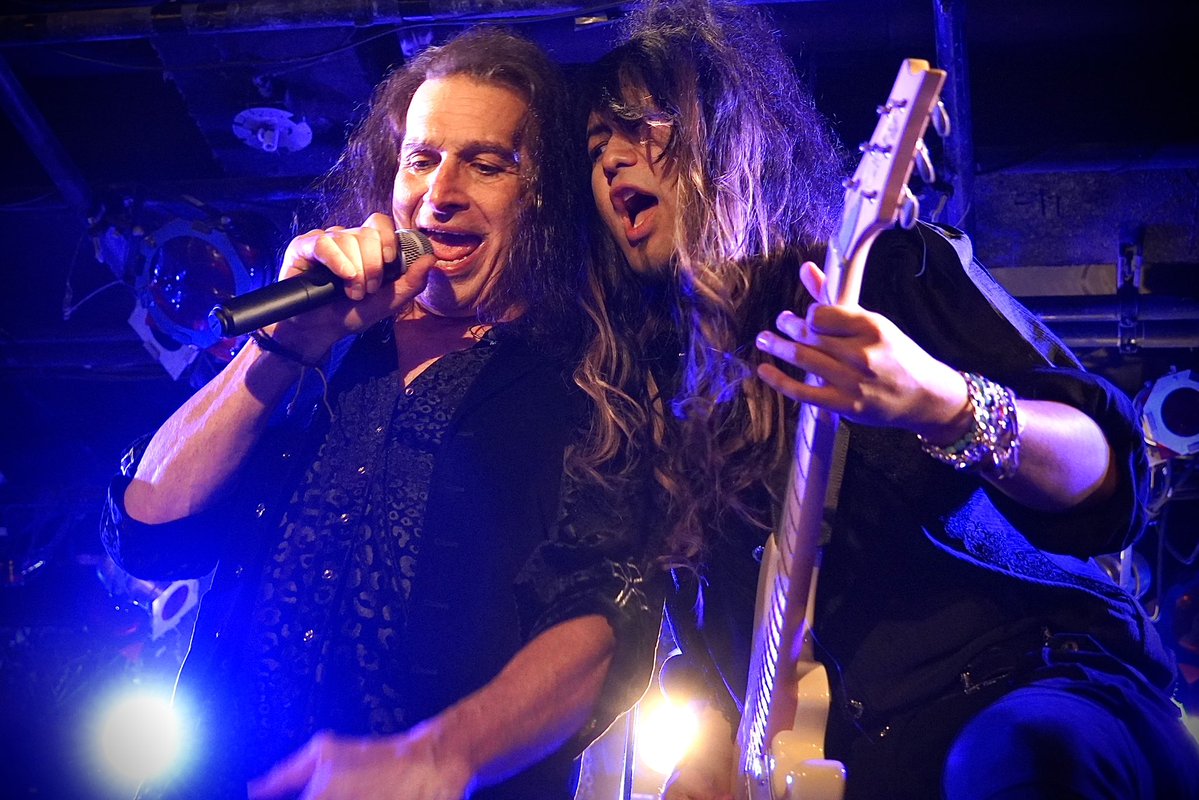 マイク・ヴェセーラが、 
ARCH ENEMYのジョーイに俺の話をしてくれた。

それがキッカケで、 
ジョーイ・コンセプションから、
「マイクが選んだギタリストに会いたい」って言ってくれた。

マイクと積み上げてきた音が、 
また新しい扉を開けてくれた。

音で繋がる世界は、 想像よりもずっと熱い。