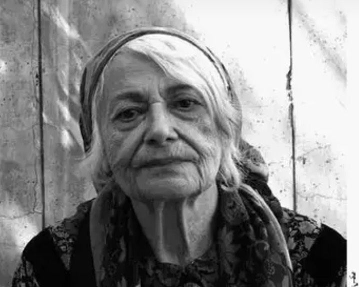 آخرین عضو خانواده‌ی محصص درگذشت

اسدالله امرایی: 
در نخستین روزهای فروردین ۱۴۰۵، ایراندخت محصص منتقد هنری و نقاش، عضو پیشین هیأت علمی دانشگاه تهران، در روزهایی که تب جنگ در ایران بالا گرفته بود درگذشت و در سکوت خبری به خاک سپرده شد؛ او آخرین هنرمند بازمانده خانواده محصص بود.