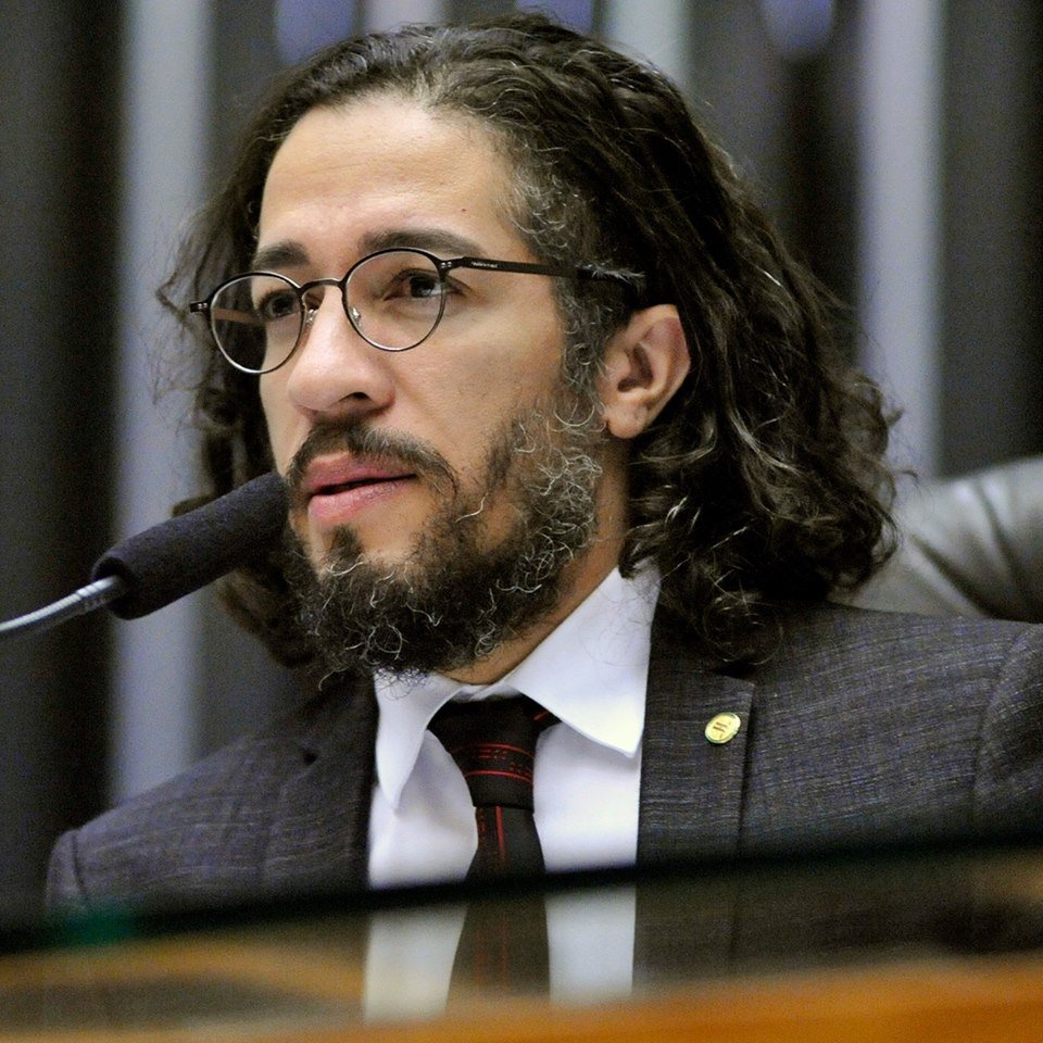 Jean Wyllys, o esquerdista-comunista lixo que cospe nas pessoas, provou que não passa de um covarde e fugiu do Brasil dizendo que era perseguido político.

A lorota não cola mais e, já que não pode permanecer em nenhum outro país, voltou para o Brasil e anunciou que é