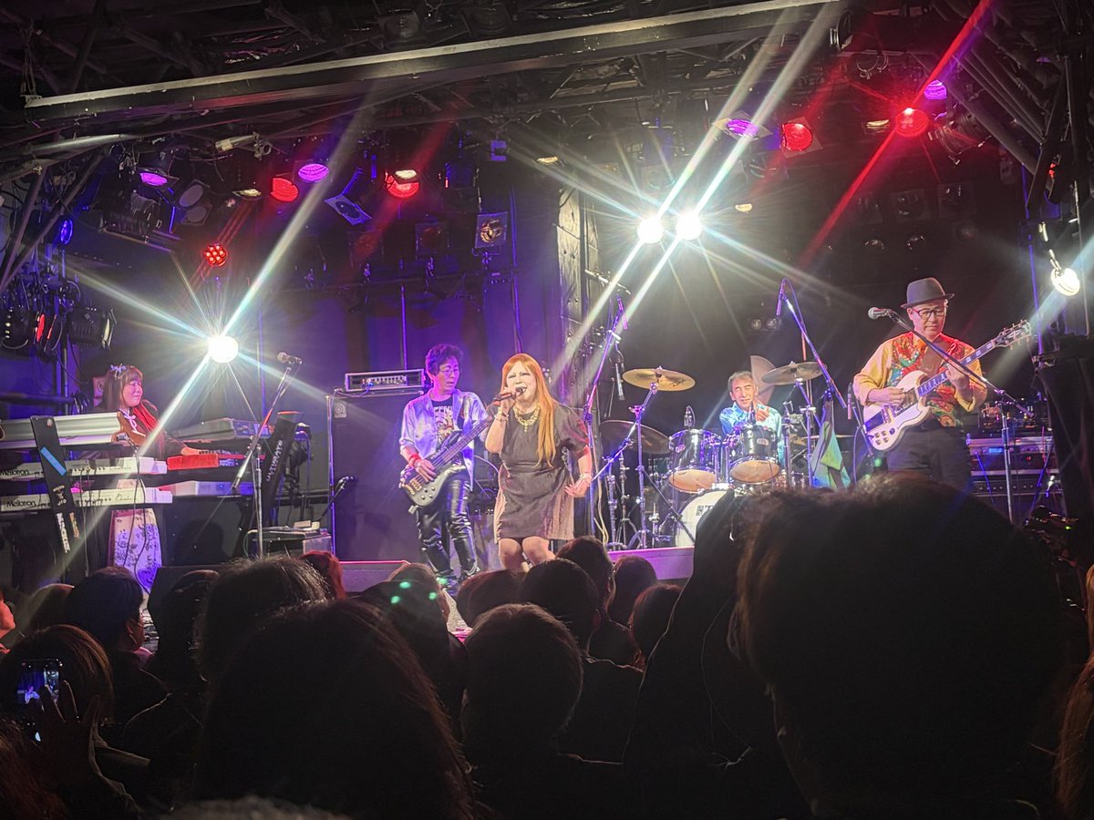 #浪漫座
#浪漫座別館
#デキゴコロ
元PAGENTの中嶋さんの率いるバンド
今回レコ発　本日参戦
やはりプログレは良い
浜勝さんのゴリゴリベースが光る
そしてプログレ特有の心地よいシンセ
とっても楽しめた